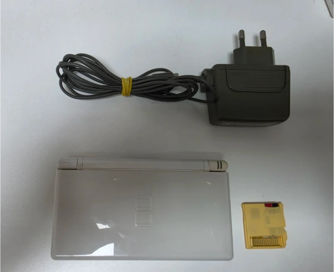 닌텐도DS LITE(화이트)+ 합팩 + 정품충전기 판매합니다.