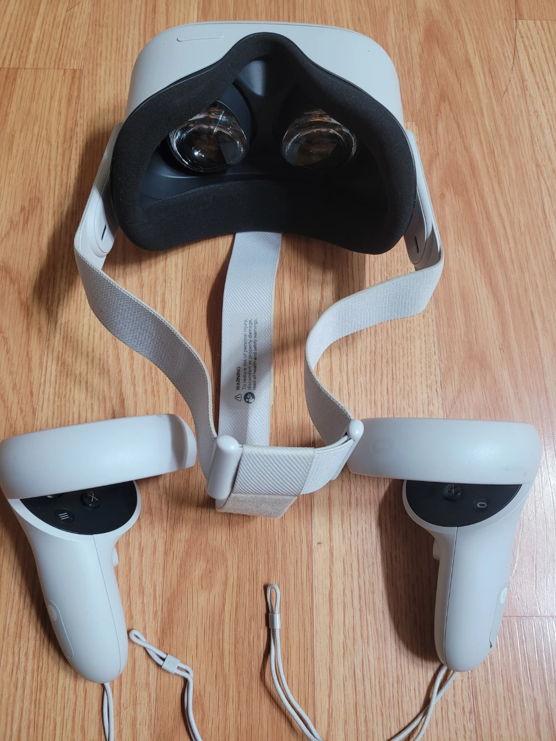 메타 퀘스트 2 VR 기기와 컨트롤러