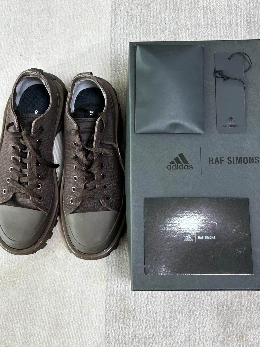 라프시몬스 RAF SIMONS 아디다스 디트로이트 러너 브라운 270