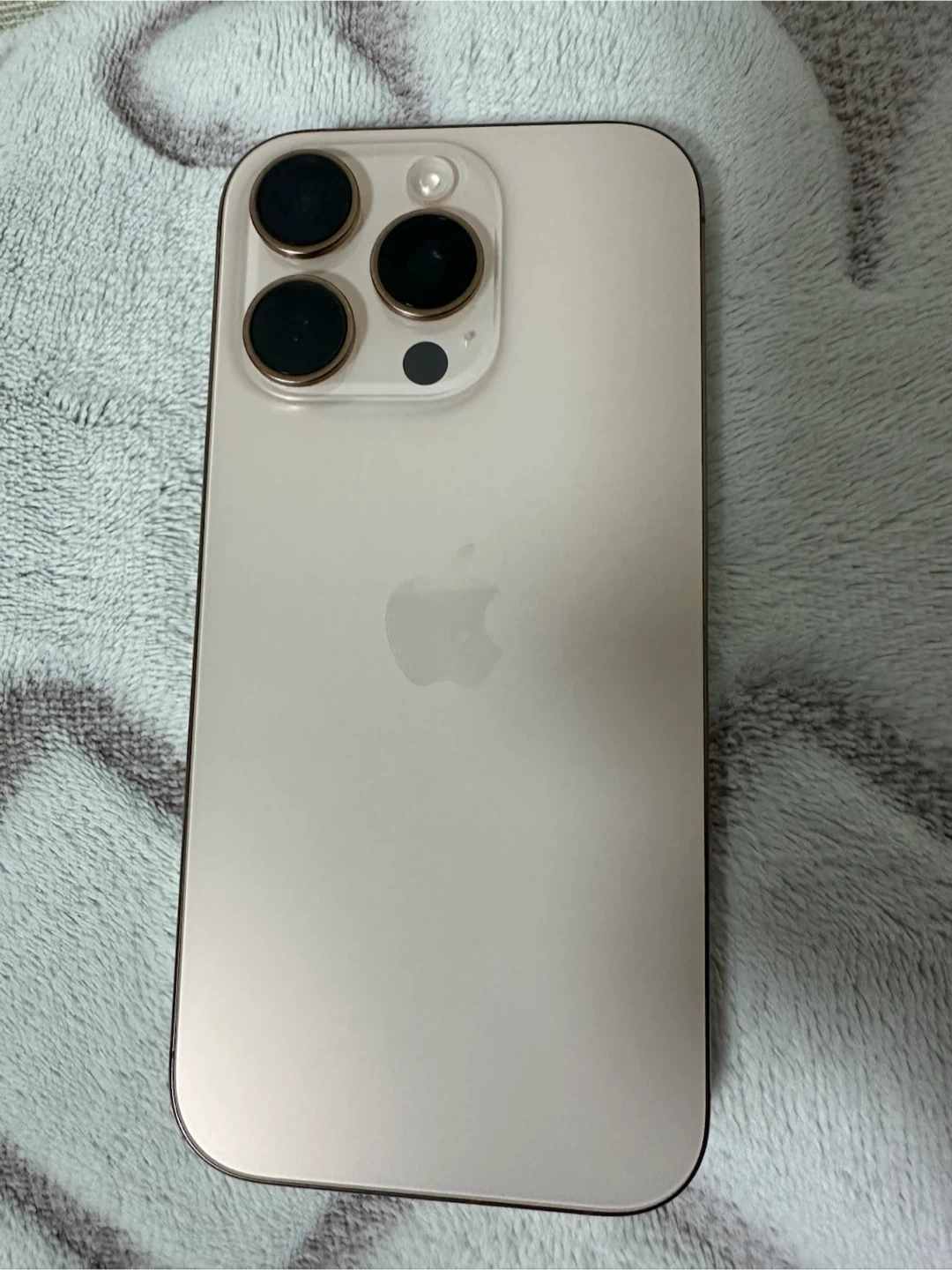 아이폰 16프로 티타늄 256GB 모델이에요.