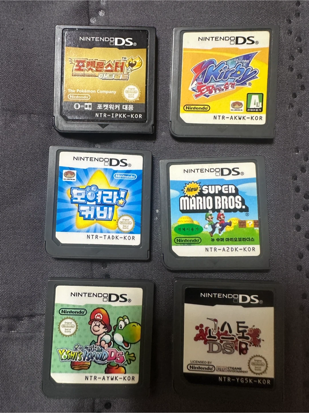 닌텐도 dsi 블랙 (충전기 포함) & 포켓몬스터 하트골드 포함 각종 게임 칩 팝니다.
