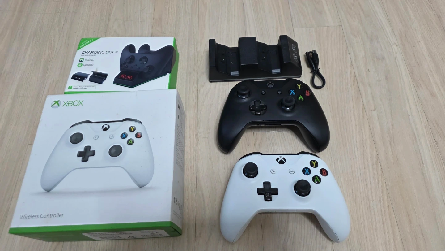 Xbox 무선패드 3세대 컨트롤러 2개 + 충전 거치대