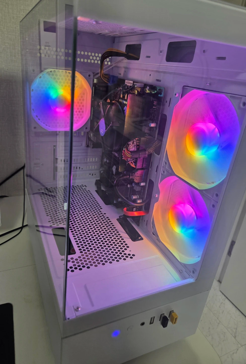 화이트 RGB 게이밍 PC 본체