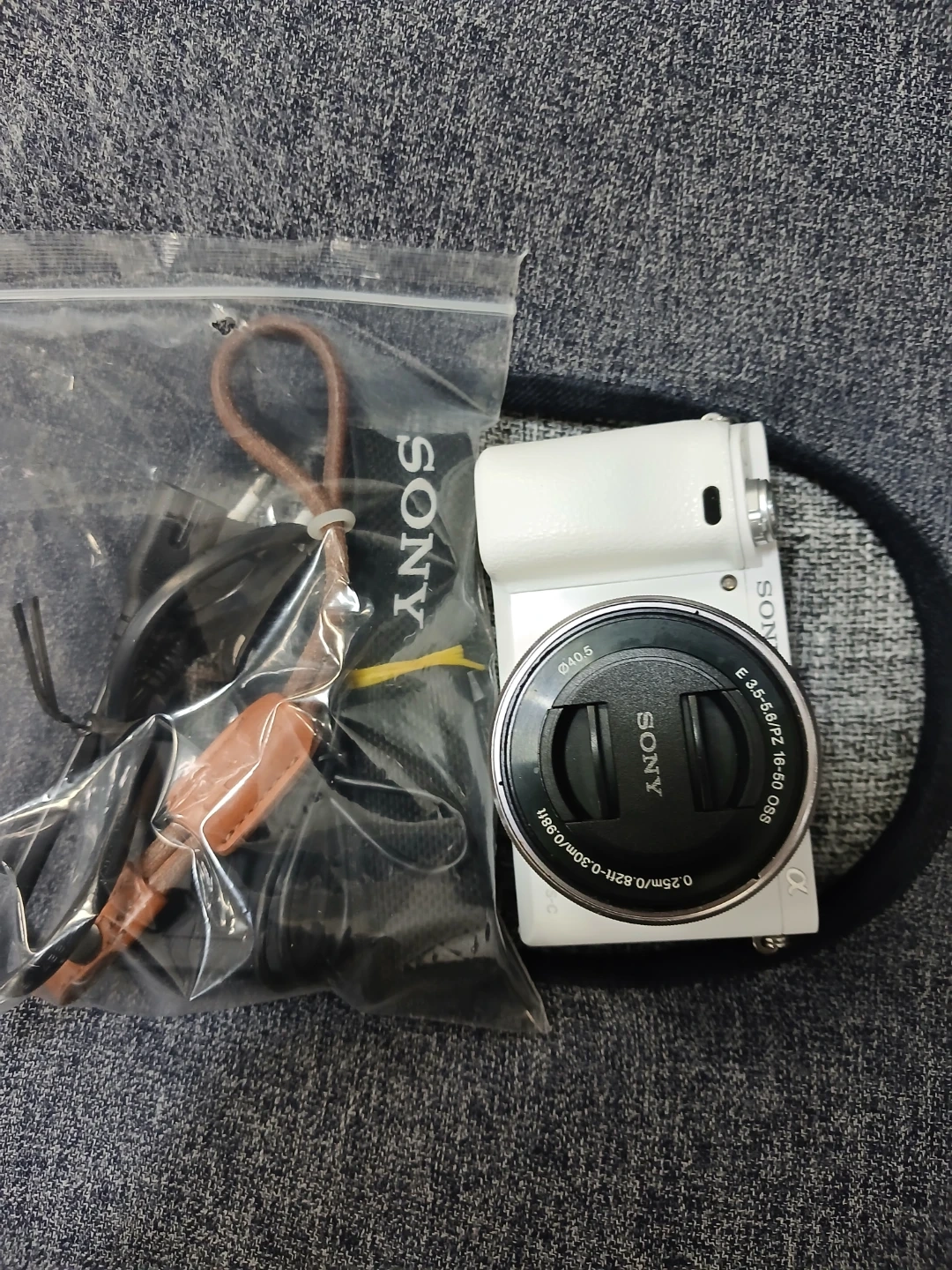 소니 알파 A6000 화이트 미러리스 카메라