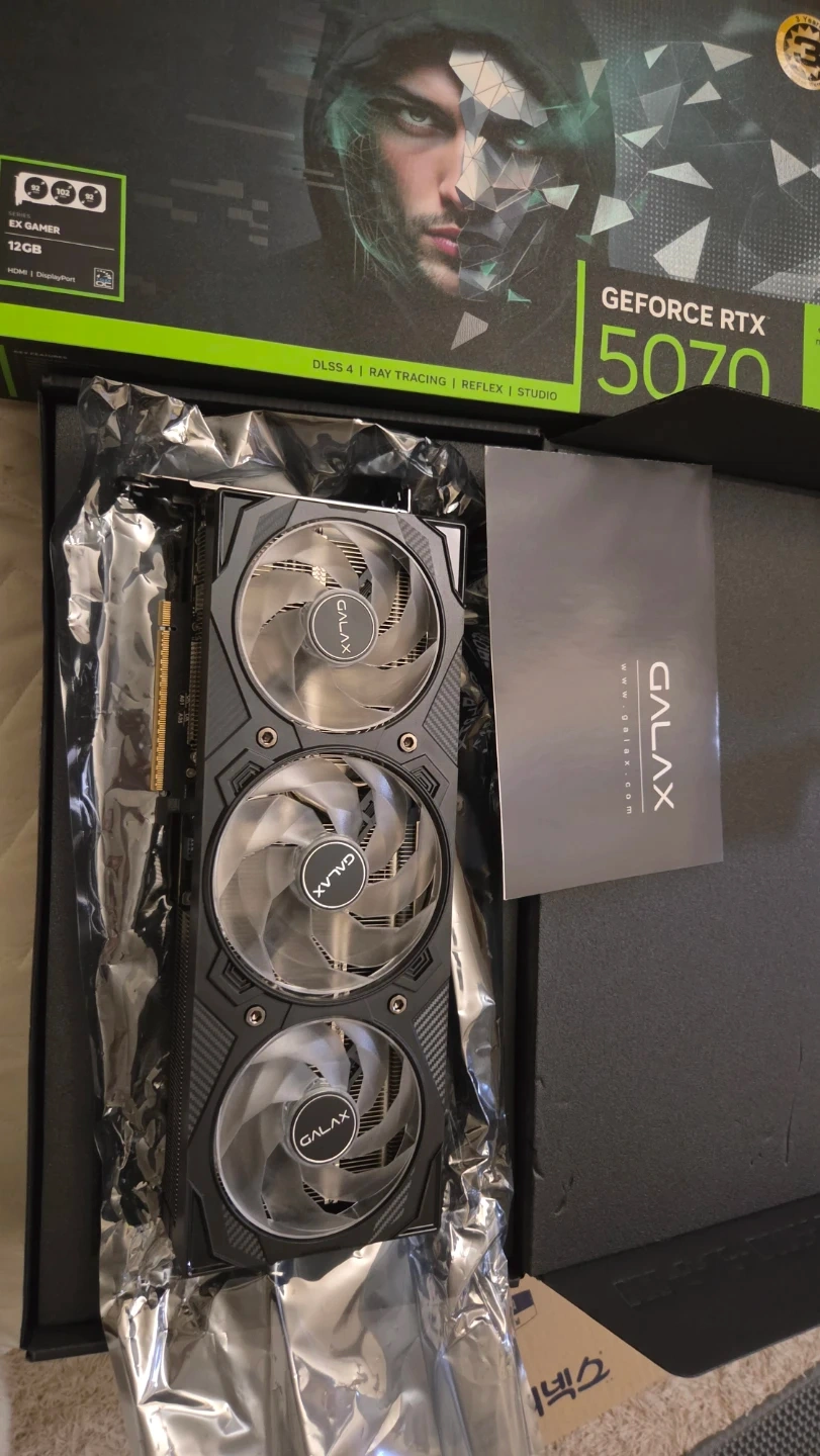 갤럭시 RTX5070 3팬 한달사용 화이트색상 교환 또는 판매