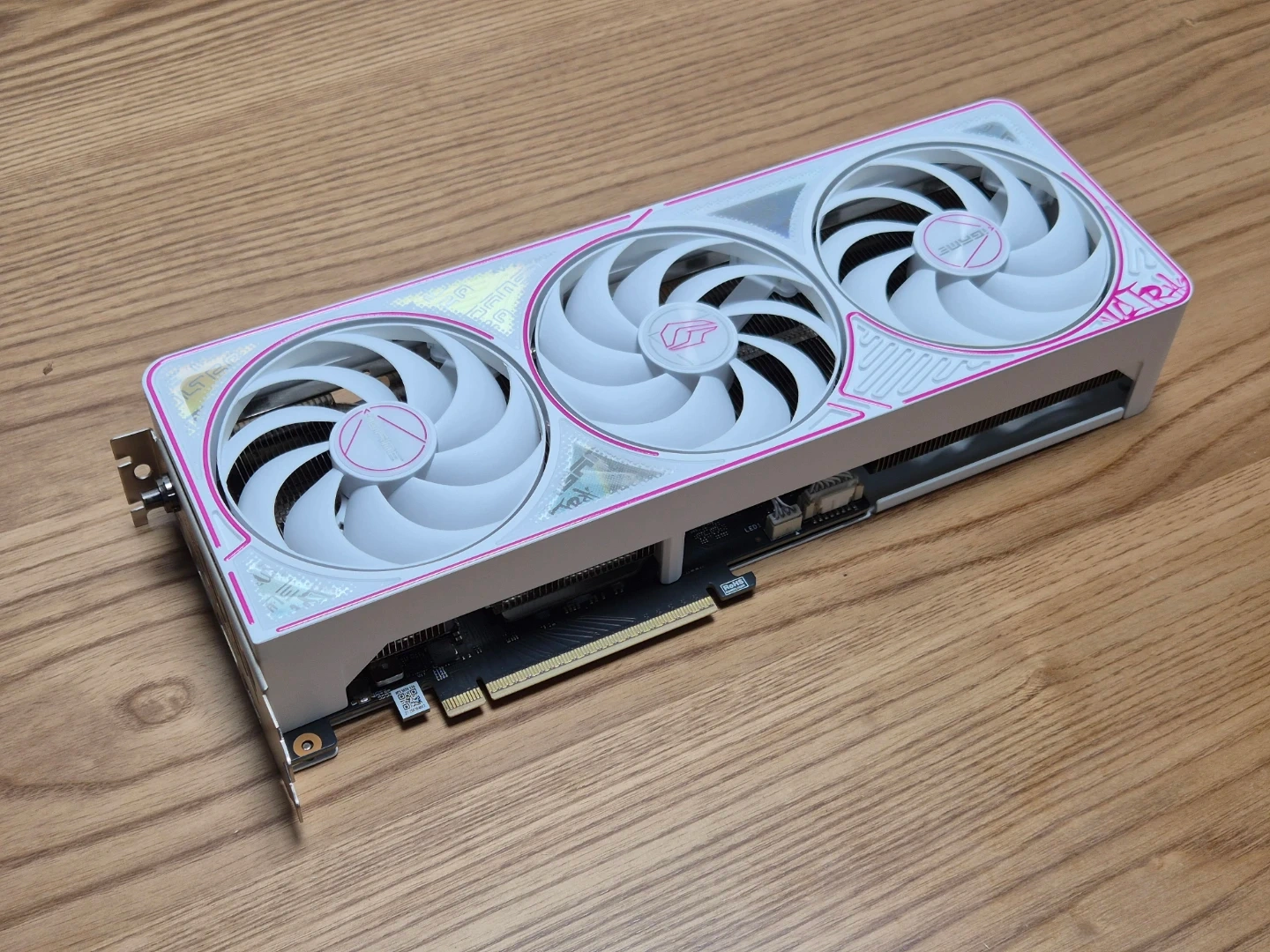 컬러풀 rtx5070화이트 ultra oc d7 12gb 팝니다