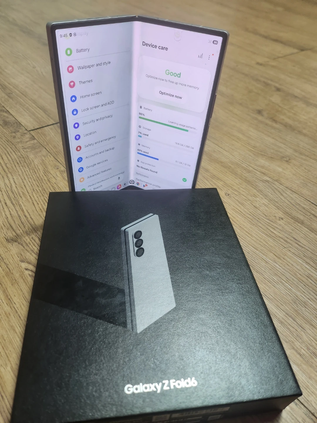 실버 색상의 Samsung Galaxy Z Fold6 5G.