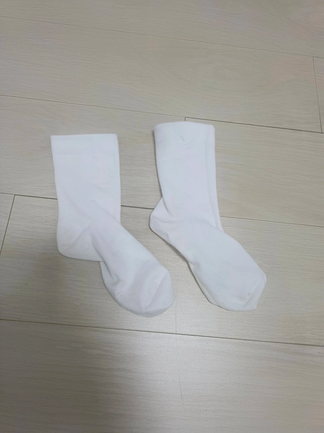 깔끔한 흰색 중목 양말