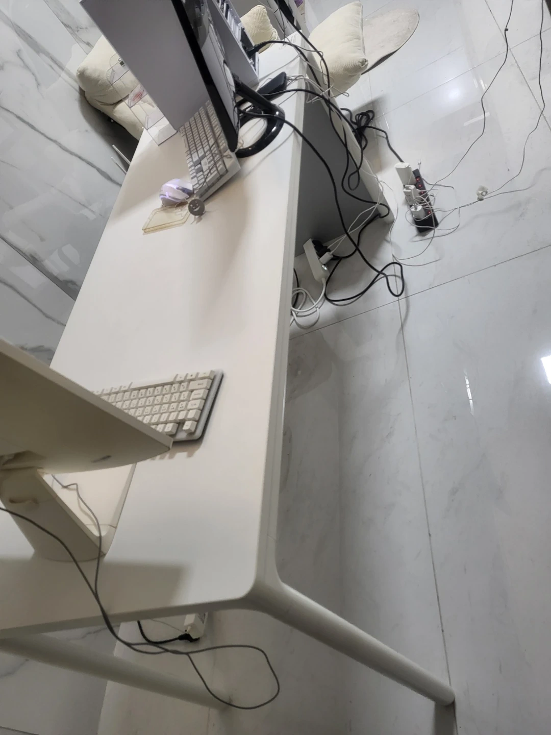 실용적인 화이트 책상
