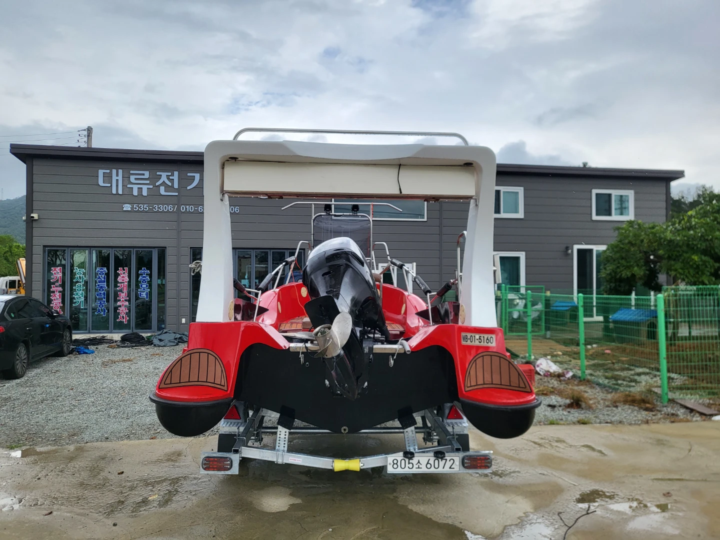 매력적인 레드 RIB 보트