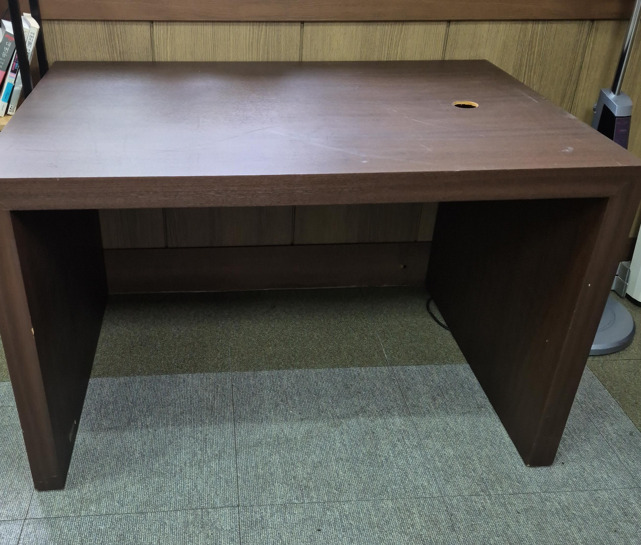 브라운 색상 책상