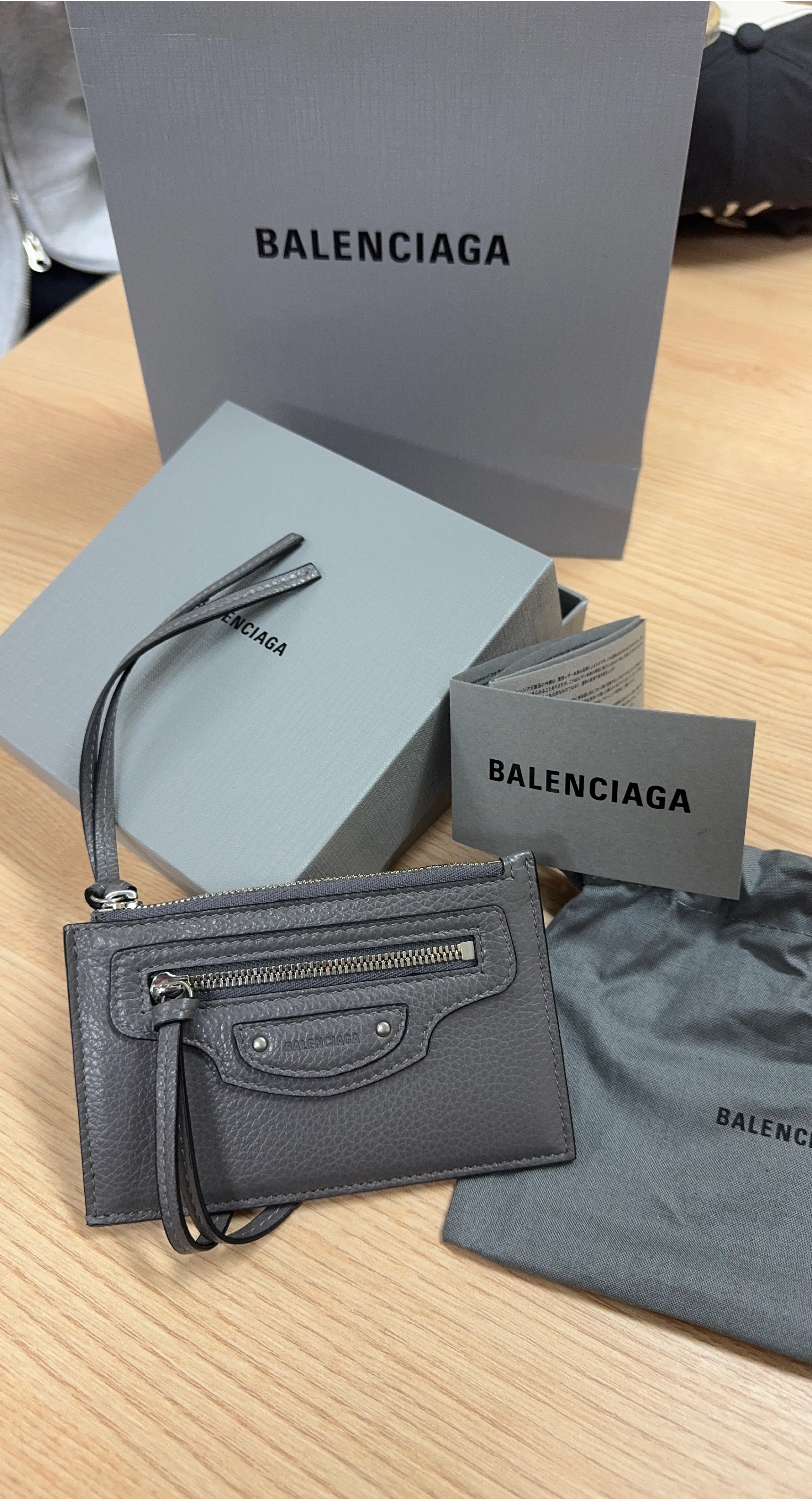 발렌시아가 네오 클래식 롱 코인 앤 카드 홀더 그레이(정품) | 여성잡화 | 당근 중고거래