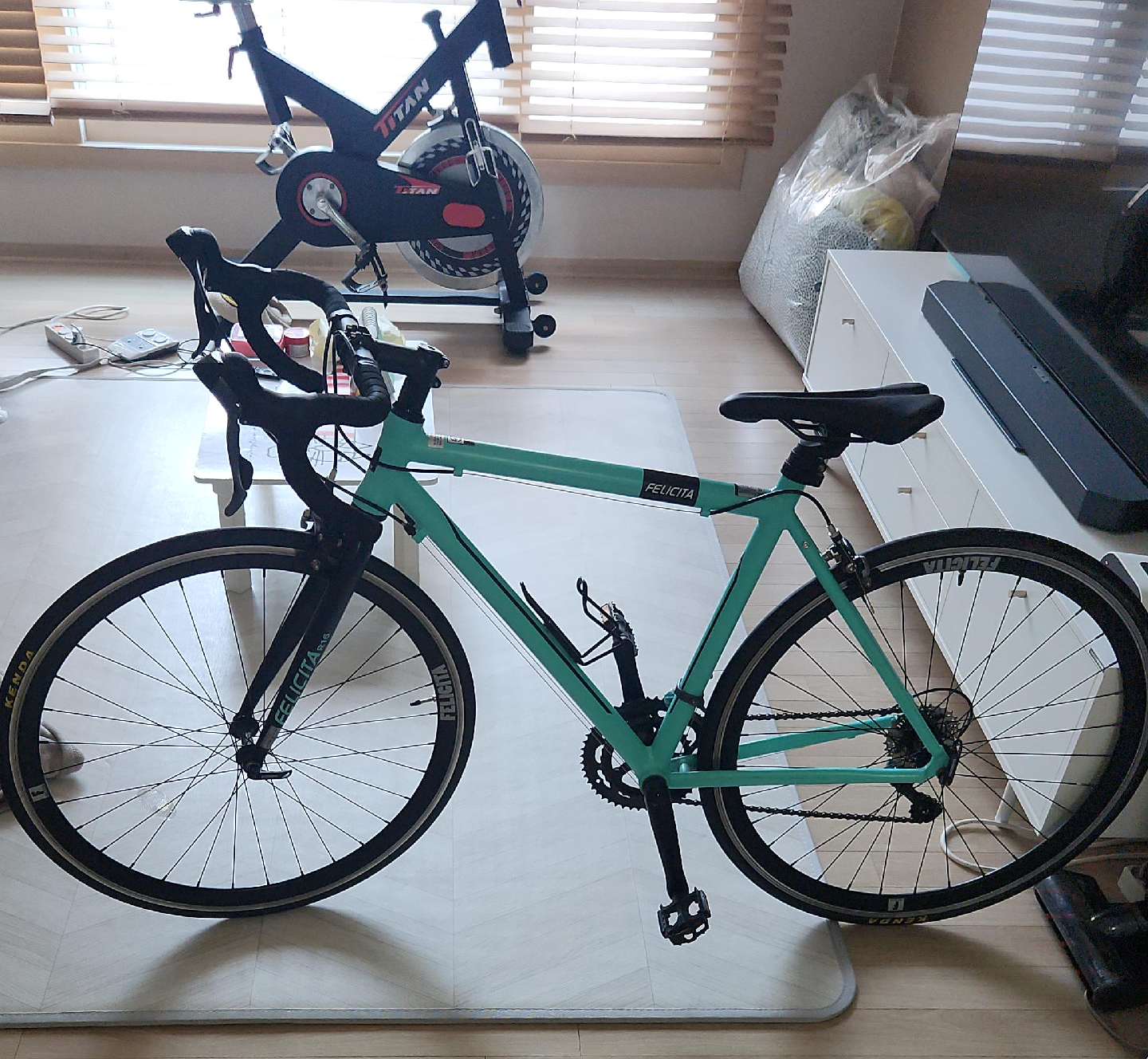 펠리치타 로드 자전거 민트색