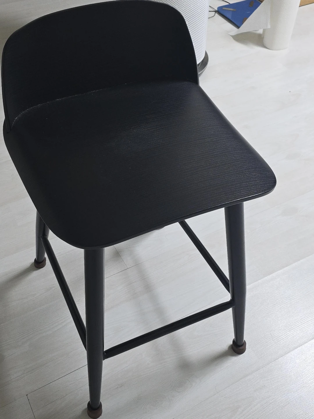 블랙 철제 다리 의자