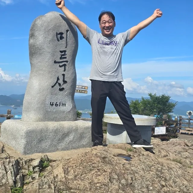 인사하는수달
