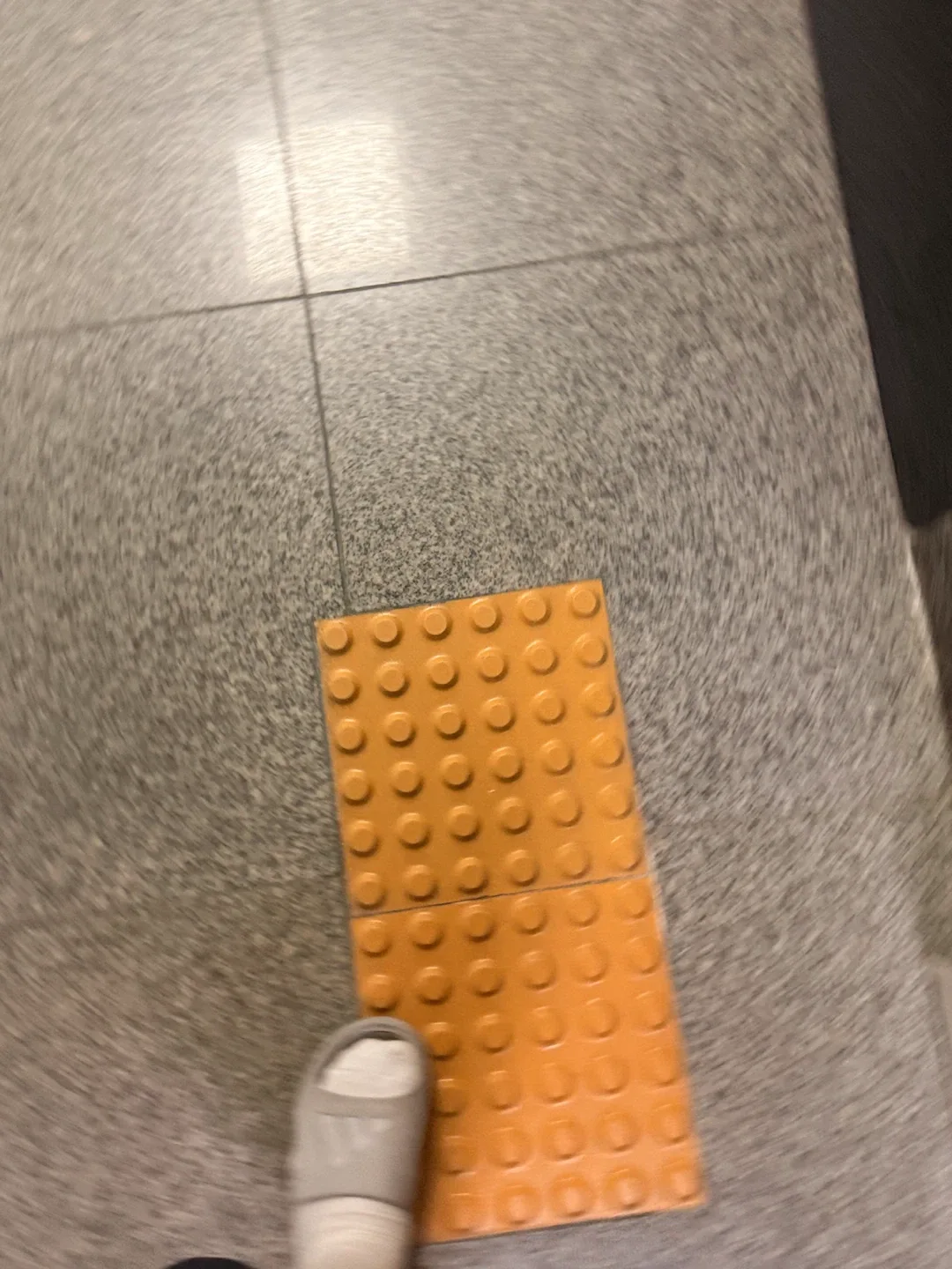 킧킧