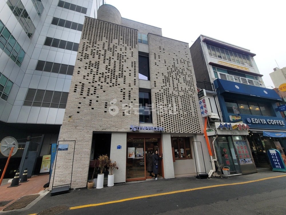서울특별시 서대문구 창천동 상가 사진 1