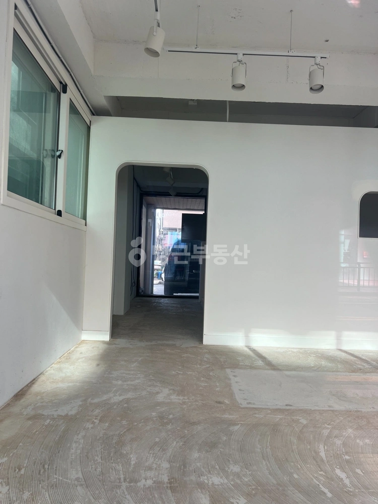 경기도 군포시 도마교동 상가 사진 1