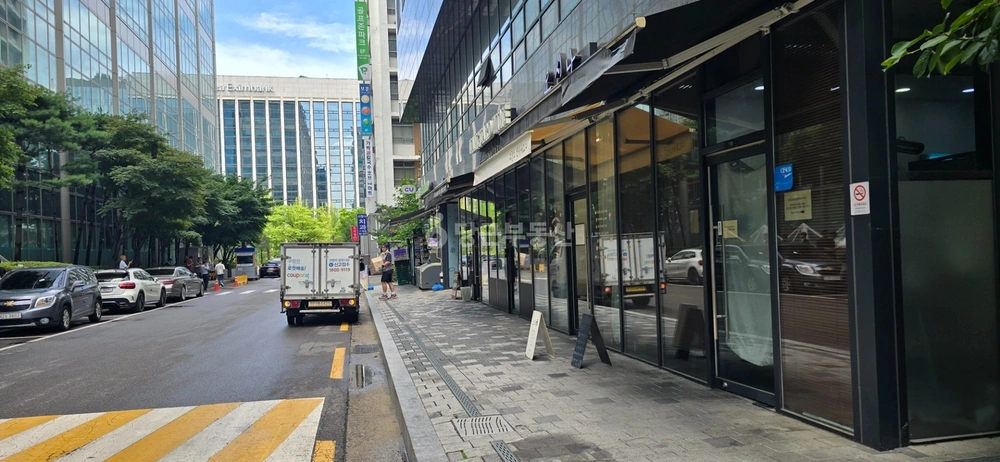 서울특별시 영등포구 여의도동 상가 사진 1