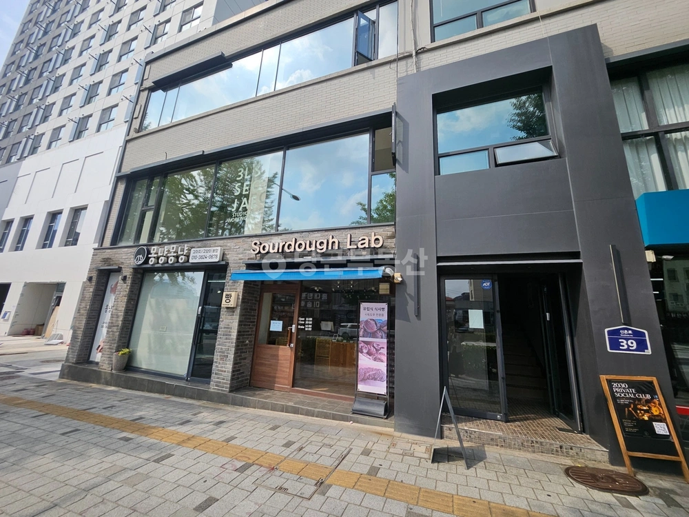 서울특별시 서대문구 창천동 상가 사진 1
