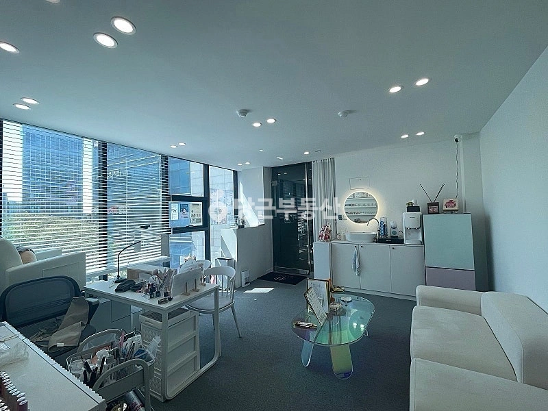 부산광역시 중구 광복동1가 상가 사진 1